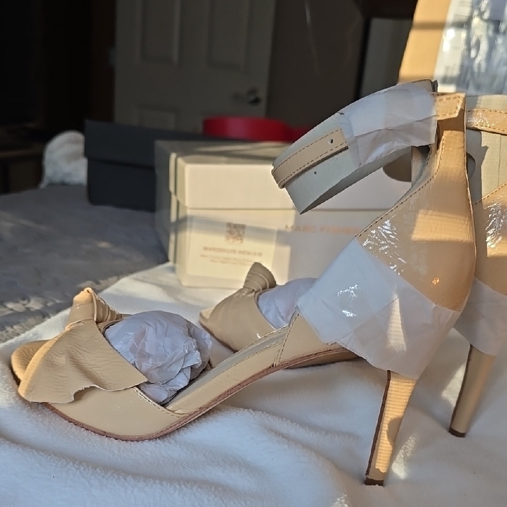 Elegant Beige Heeled Sandals - Picture 3 of 4